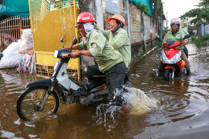 Cuộc sống trong cảnh ngập nước của những người bám trụ ở Thủ Thiêm